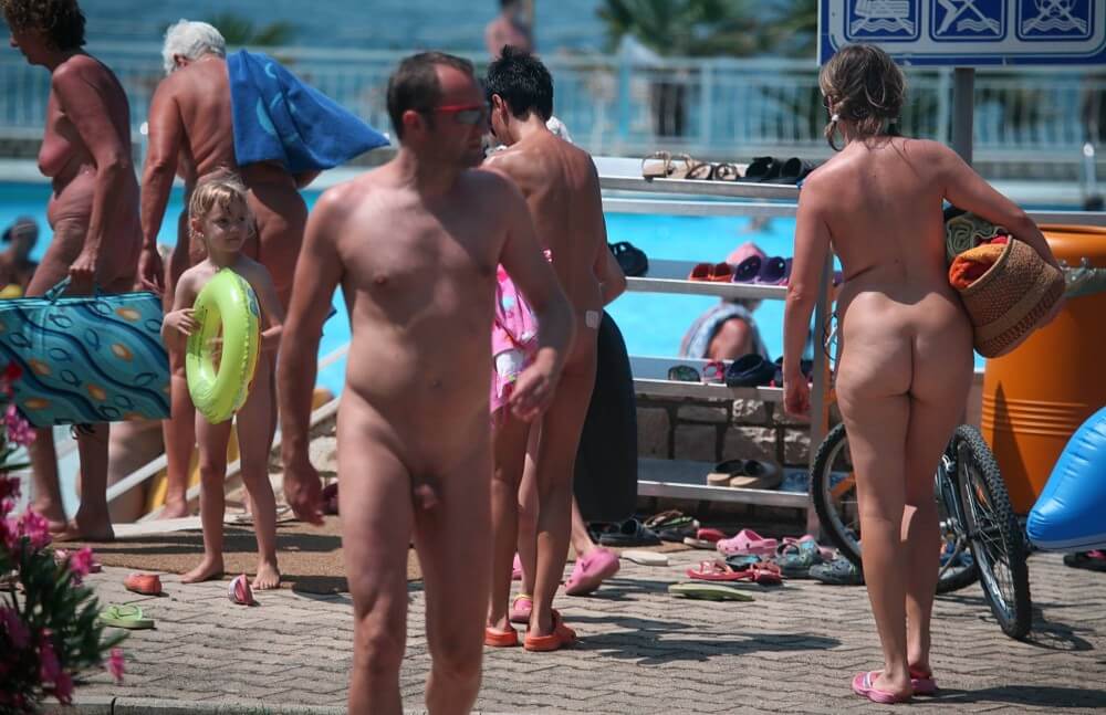 Daytime Nudists Chill Out photos - nudism blog