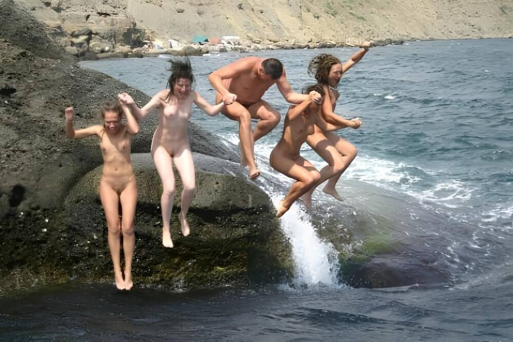 Mens and girls nudists on a beach - nudism blog