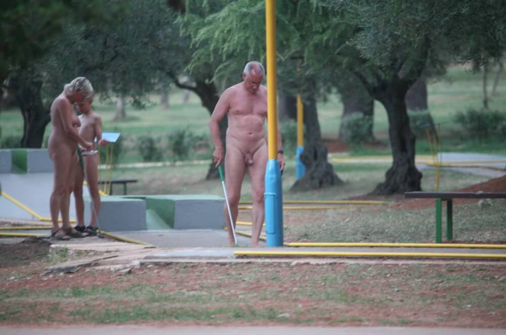Mini-Golf Nude Participants pics - nudism blog