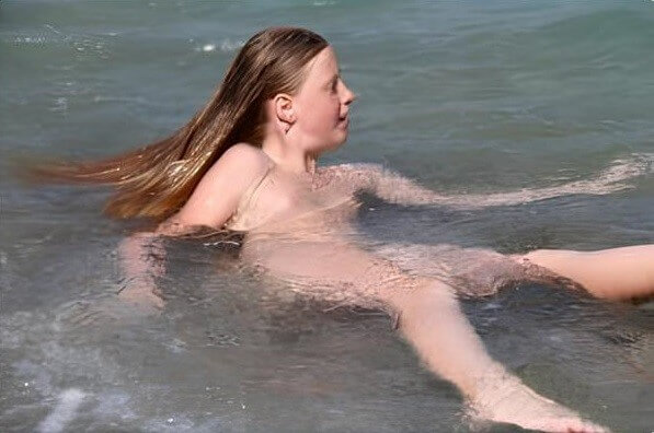 Turqoise Water Splash pics - nudism blog