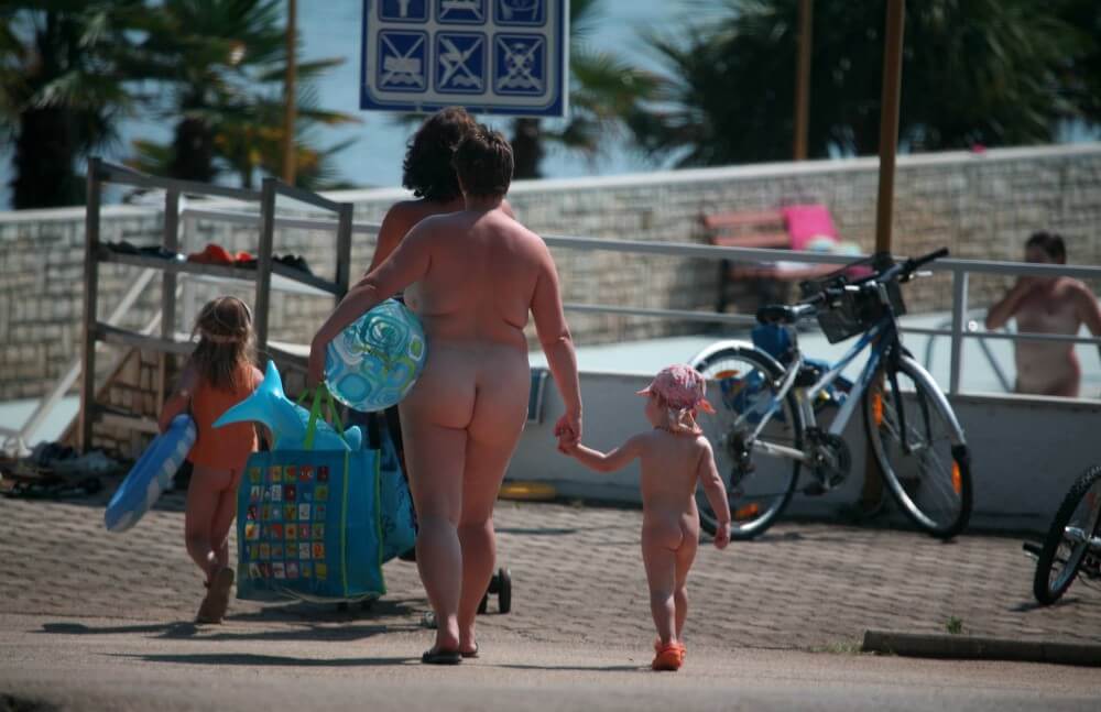 Pool Outskirt Nude Guests pics - nudism blog