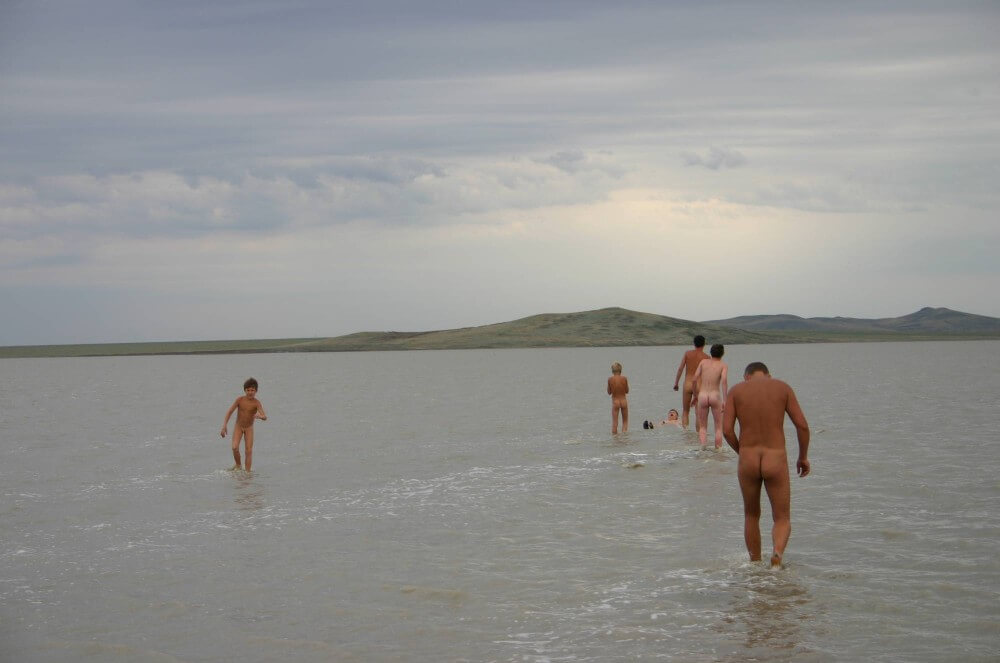 Black-Sea Body Mud Shots pics - nudism blog