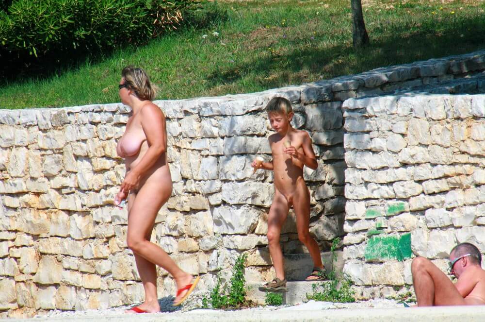 Ula FKK Wall-Side Families pics - nudism blog