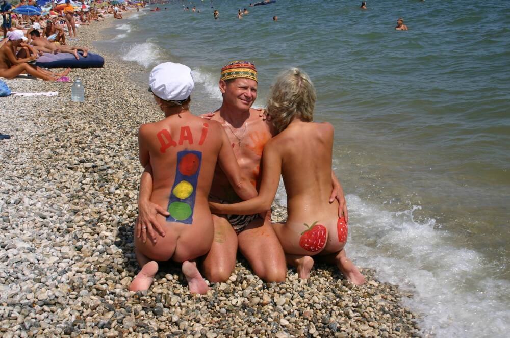 Bold Outdoor Nude Poses pics - nudism blog