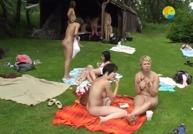 Naturist Freedom: Cottage Picnic - nudism blog