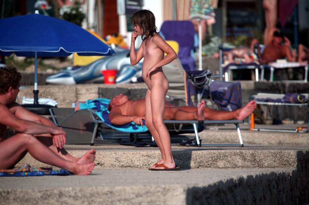 Girl Walk to Nudist Shower pics - nudism blog