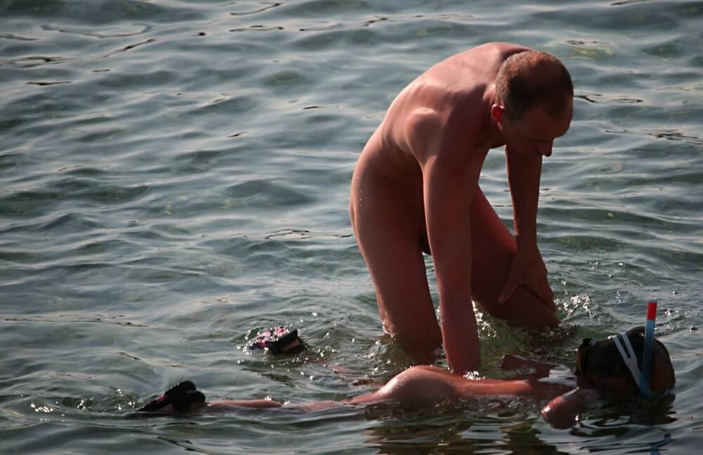 Father Floats His Daughter pics - nudism blog