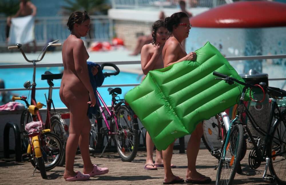 Outdoor Pool Sideliners pics - nudism blog