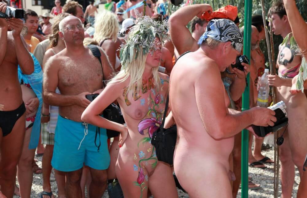 Neptune Painting Couple pics - nudism blog